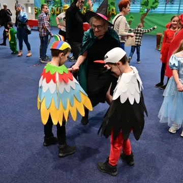 „Witajcie w naszej bajce”. Karnawałowy bal PCPR w Radomsku