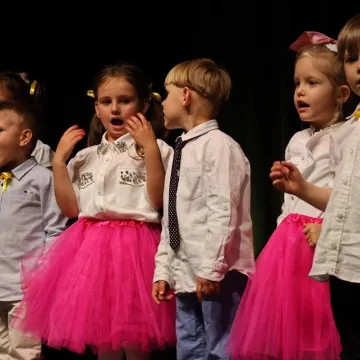 Dzieci z PP nr 9 w Radomsku wystąpiły w MDK dla mamy i taty