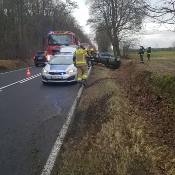 76-latek stracił panowanie nad pojazdem. Samochód dachował