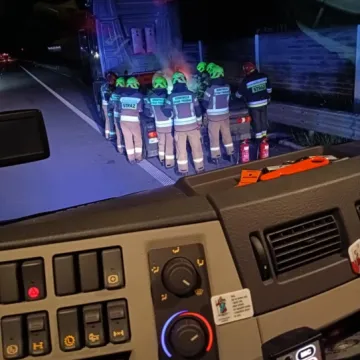 Pożar ciężarówki na A1. Nocna akcja strażaków pod Radomskiem
