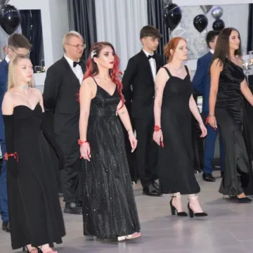 Szampańska zabawa studniówkowa ZSE w Radomsku