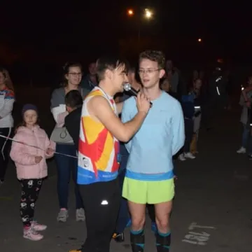 Nocne bieganie po placu targowym 