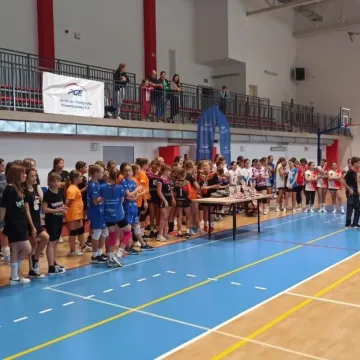 Siatkarska rywalizacja w hali powiatowej