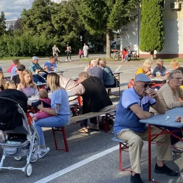 Kulinarna uczta przed starostwem w Radomsku