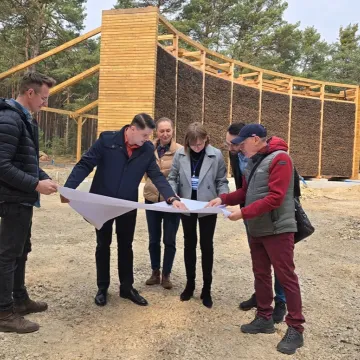 Postęp prac przy budowie tężni solankowych i ścieżek na Wrzoskach w Kamieńsku