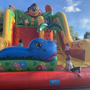 Kietlin świętował przy stole i na zjeżdżalni