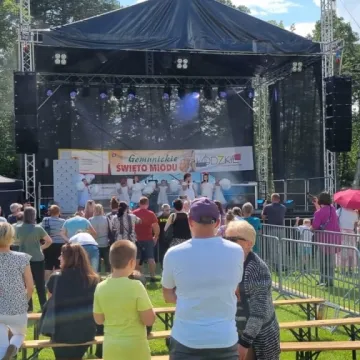 Słodka zabawa z miodem w Gomunicach