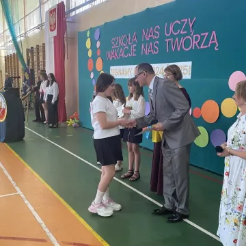 Zasłużone wakacje. Uczniowie „Jedynki” uroczyście zakończyli rok szkolny