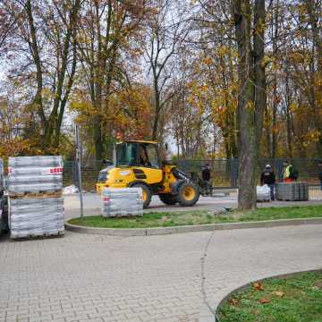 Trwa remont parkingu pomiędzy MDK, a parkiem Świętojańskim w Radomsku