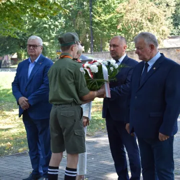 Kwiaty i zaduma w 86. rocznicę wybuchu wojny