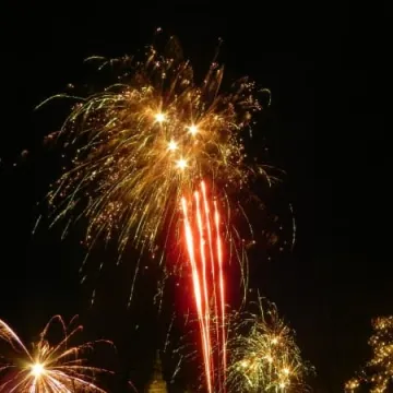 Noworoczne fajerweki na placu 3 Maja