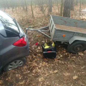 Wyprzedzał kilka samochodów. Stracił panowanie nad pojazdem