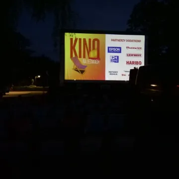 Kino na leżakach i w dodatku pod chmurką
