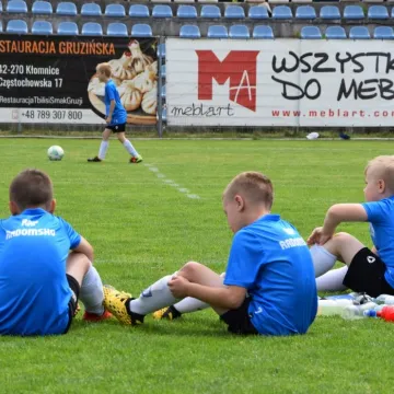 Mali piłkarze na dużej murawie