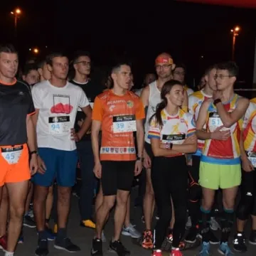 Nocne bieganie po placu targowym 