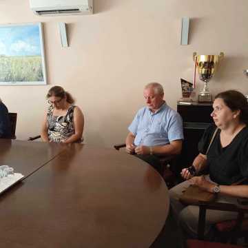 Rodzice i nauczyciele z ZSP nr 1 w Radomsku rozmawiali z Zarządem Powiatu na temat dyrektora szkoły