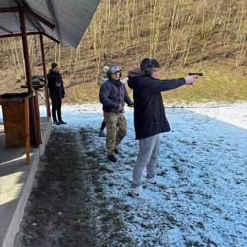 Szkoła Liderów na strzelnicy. Nauka, adrenalina i nowe doświadczenia