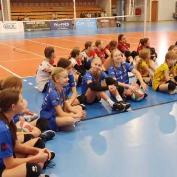 Minisiatkówka w miejskiej hali Akademii Volley Radomsko