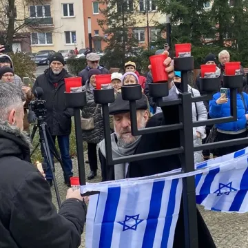 Chanuka w Radomsku. Było odpalenie świec, śpiew i pączki