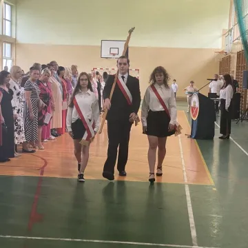 Zasłużone wakacje. Uczniowie „Jedynki” uroczyście zakończyli rok szkolny