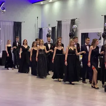 Szampańska zabawa studniówkowa ZSE w Radomsku