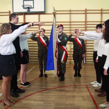 Klasy pierwsze z „Drzewniaka” złożyły ślubowanie. Wręczono wyższe stopnie