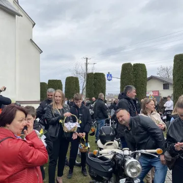 Tłumy motocyklistów i mieszkańców w Strzałkowie. Kolejna Moto Święconka za nami