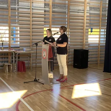 Foto budka, pokazy, poznawanie szkoły. Dzień  Otwarty w ZSP w Kamieńsku