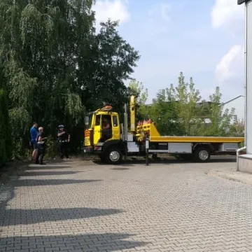 Wjechał do Radomki. Kierowca zasłabł za kierownicą