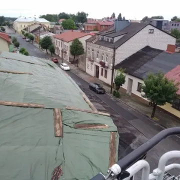 Przedbórz: strażacy zabezpieczyli przeciekający dach