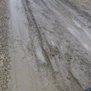 Na Kukuczki grzęzną w błocie