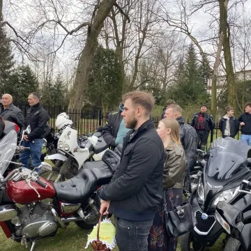 Tłumy motocyklistów i mieszkańców w Strzałkowie. Kolejna Moto Święconka za nami