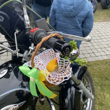 Tłumy motocyklistów i mieszkańców w Strzałkowie. Kolejna Moto Święconka za nami