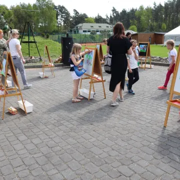 Przedszkolaki malowały w plenerze