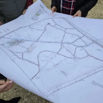 Postęp prac przy budowie tężni solankowych i ścieżek na Wrzoskach w Kamieńsku