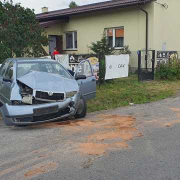[AKTUALIZACJA] W Okrajszowie zderzyły się dwa samochody. Jedna osoba trafiła do szpitala
