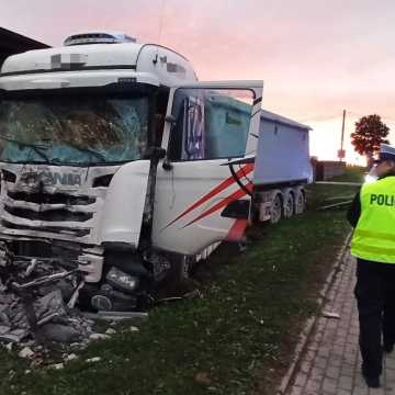 [WIDEO] Kierowca zasnął za kierownicą. Doszło do groźnej kolizji