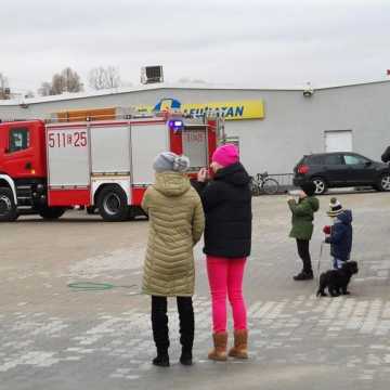Śmigłowiec LPR lądował na parkingu marketu w Radomsku