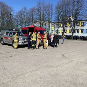 Foto budka, pokazy, poznawanie szkoły. Dzień  Otwarty w ZSP w Kamieńsku