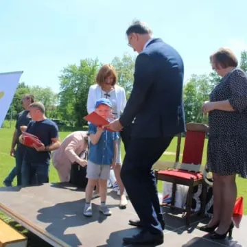 Barwny korowód z okazji Dnia Dziecka