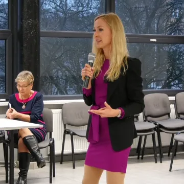 Seniorzy z UTW „Wiem Więcej” spotkali się z aktorką Anną Rakowską