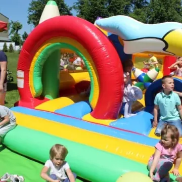 Barwny korowód z okazji Dnia Dziecka