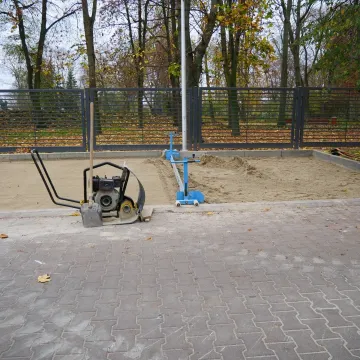 Trwa remont parkingu pomiędzy MDK, a parkiem Świętojańskim w Radomsku