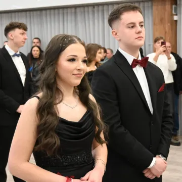 Polonez i odliczanie do matury. Studniówka ZSE w Radomsku