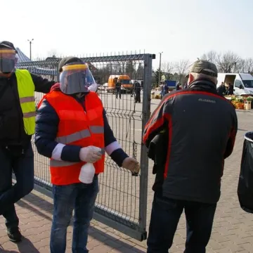 Miejskie targowisko otwarte. Policja pilnuje bezpieczeństwa sanitarnego