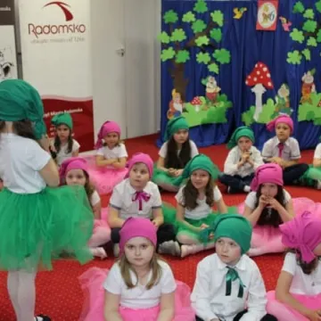 Pasowanie nowych czytelników biblioteki w Radomsku