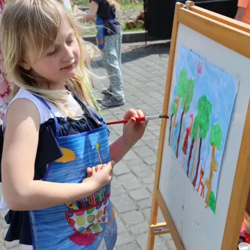 Przedszkolaki malowały w plenerze