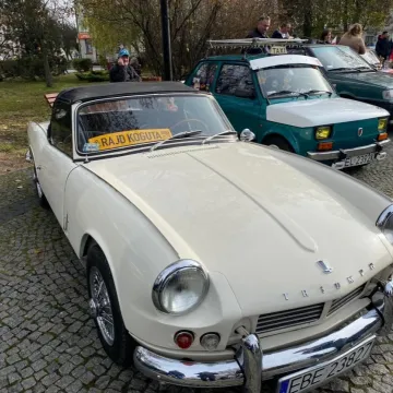 Centrum Radomska w zabytkowych samochodach