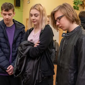 Elektryk kusił ósmoklasistów