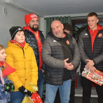 Widzewiacy w „Kamilu” ze świątecznymi prezentami